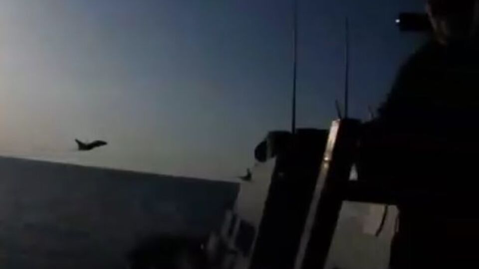 Российский Су-24 возле американского судна Donald Cook