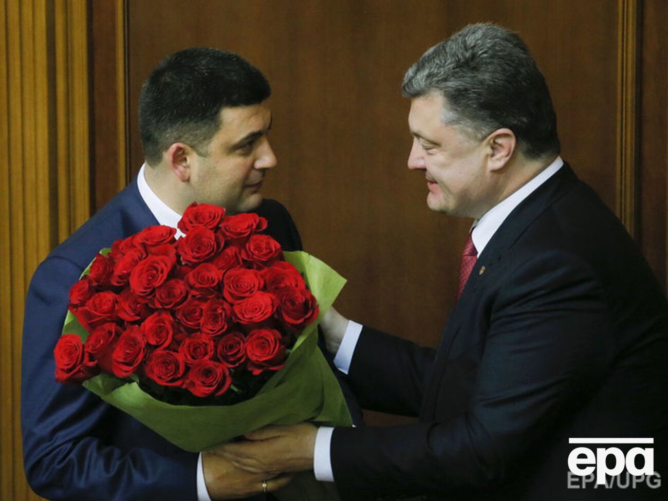 Порошенко поздравил Гройсмана с избранием премьером