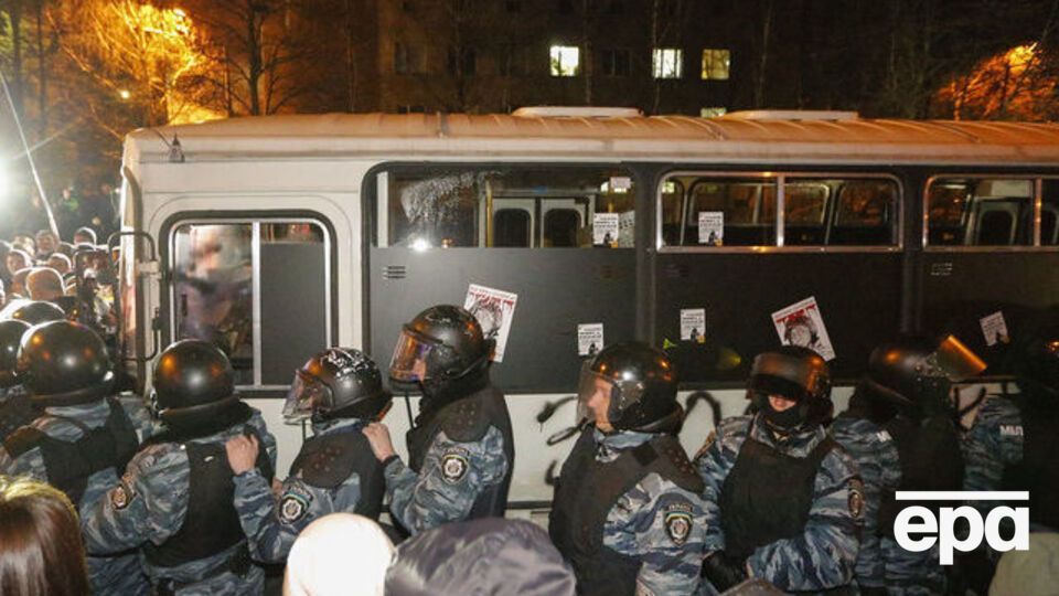 В ночь с 22 на 23 января 2014 года полицейский мог быть одним из беркутовцев, кто задерживал активистов в Крепостном переулке в Киеве