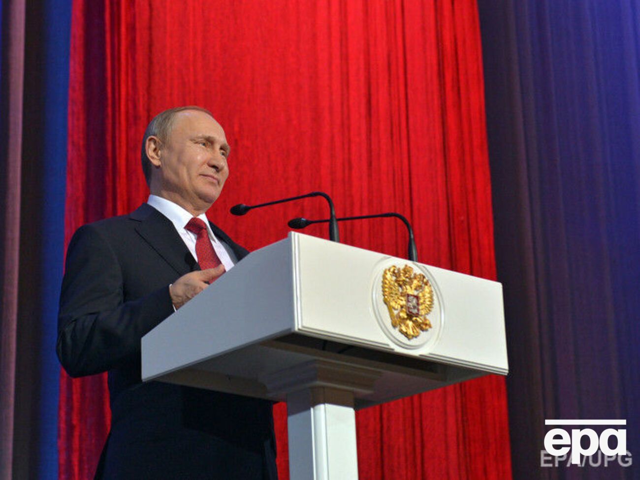 Путин общается с россиянами по "прямой линии"