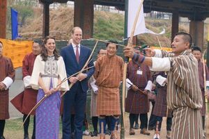 Кейт Миддлтон и принц Уильям напоили слонов и носорогов в Индии и постреляли из лука в Бутане. Фоторепортаж