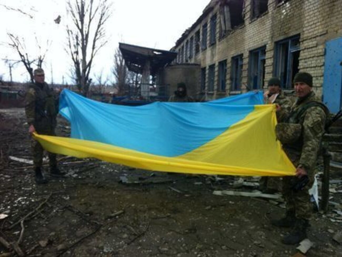 Украинские военные возле школы в Широкино&nbsp;