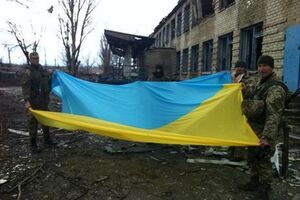 Украинские военные возле школы в Широкино