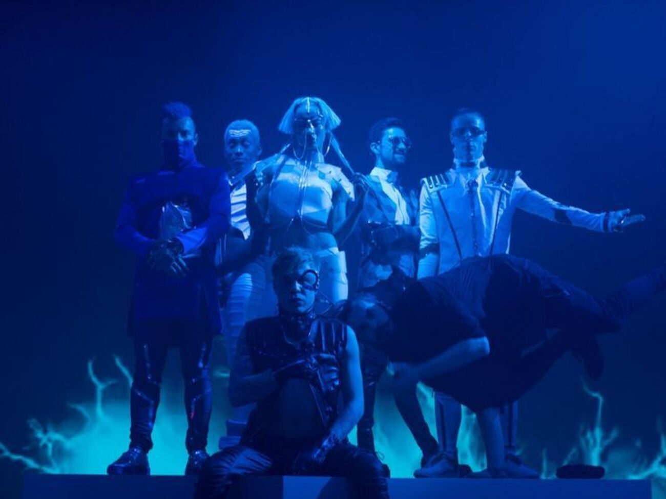 Quest Pistols Show:&nbsp;Все равно, что мы непохожи, одна музыка у нас под кожей