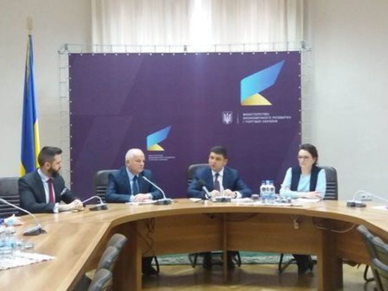 Гройсман (второй справа) представил Кубива (второй слева) коллективу министерства