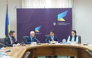 Гройсман (второй справа) представил Кубива (второй слева) коллективу министерства