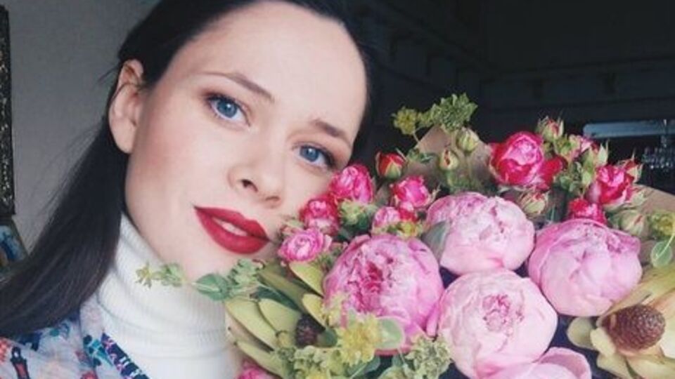 Санина показала совместный снимок с мужем и кумовьями