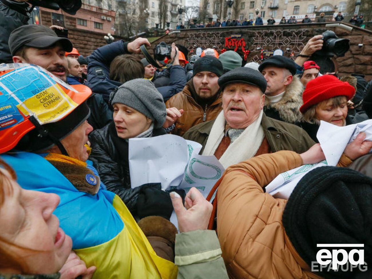 Пока на Майдане бушевали страсти, титушки вооружались милицейским оружием