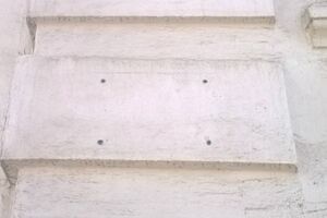 С дома Немцова в Ярославле сняли мемориальную табличку