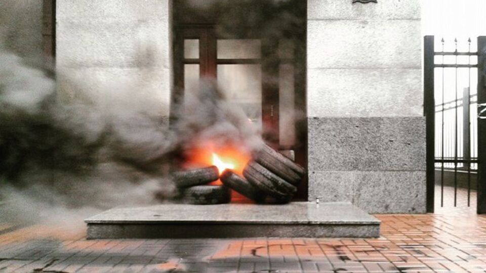Активисты положили покрышки у входа в здание