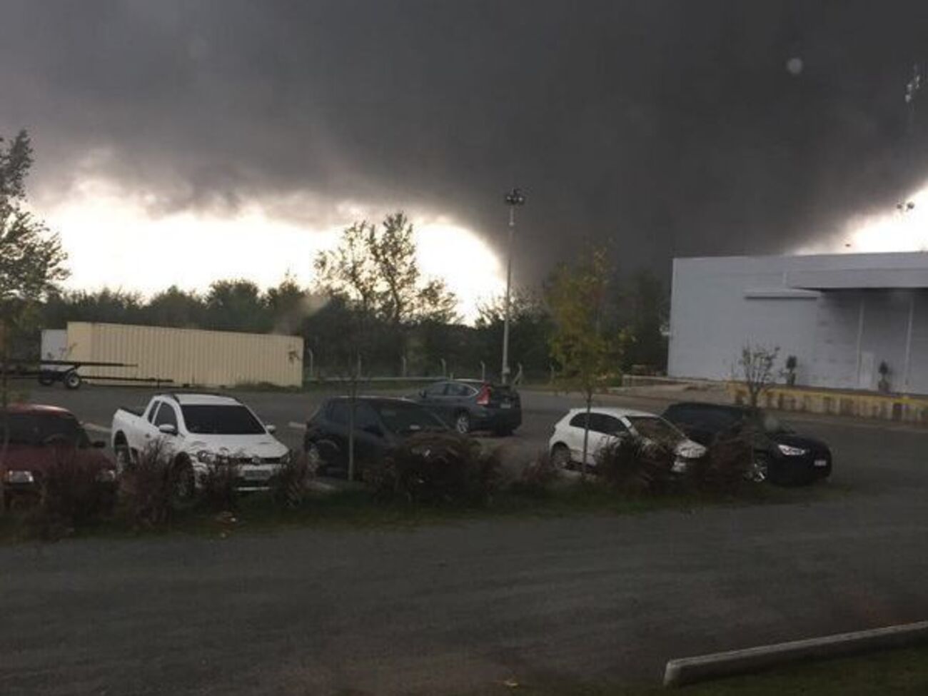 Воронка торнадо над Долоресом