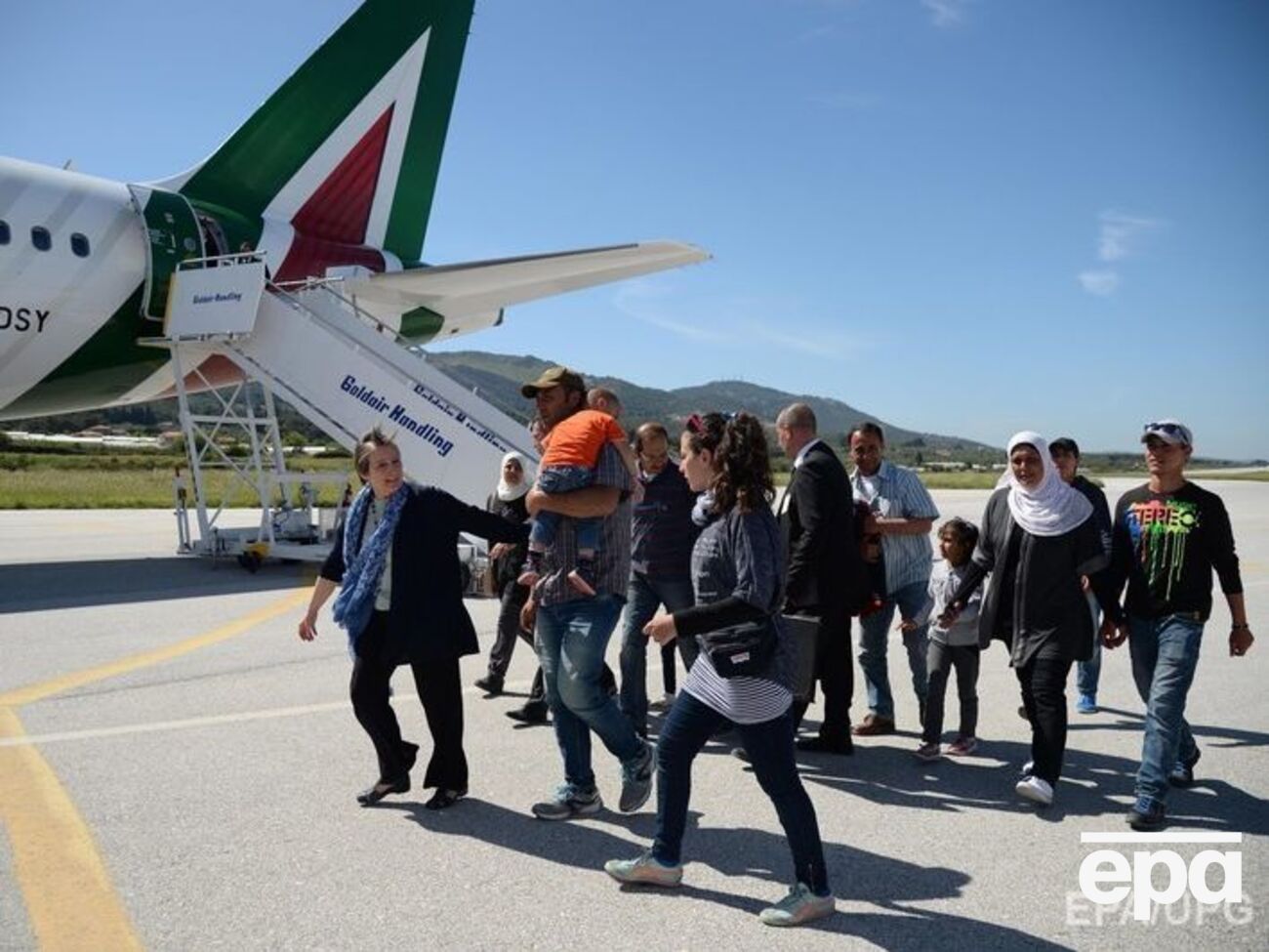 Папа Франциск забрал с Лесбоса три семьи беженцев