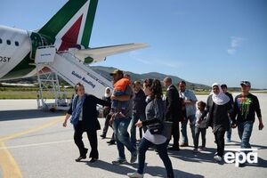 Папа Франциск забрал с Лесбоса три семьи беженцев