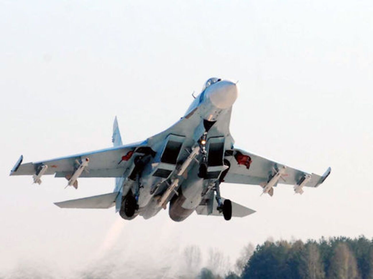 Российский истребитель Су-27 перехватил самолет США в нейтральном воздушном пространстве