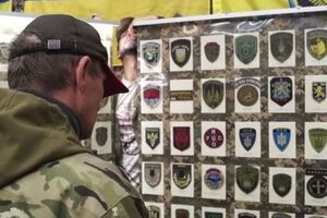 Уникальная выставка представляет шевроны военнослужащих различных бригад и батальонов, неформальные нашивки и гражданские шевроны медиков, исследователей, волонтеров