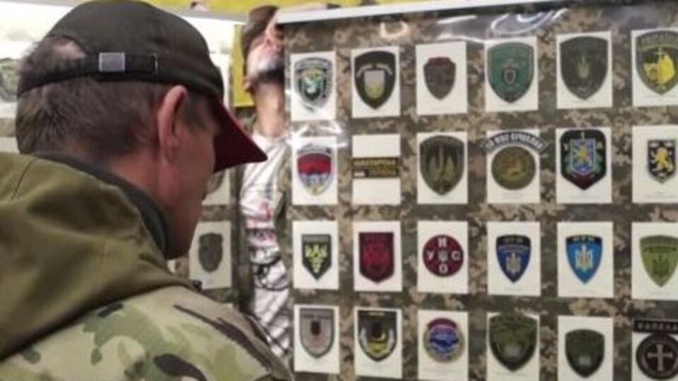 Уникальная выставка представляет шевроны военнослужащих различных бригад и батальонов, неформальные нашивки и гражданские шевроны медиков, исследователей, волонтеров