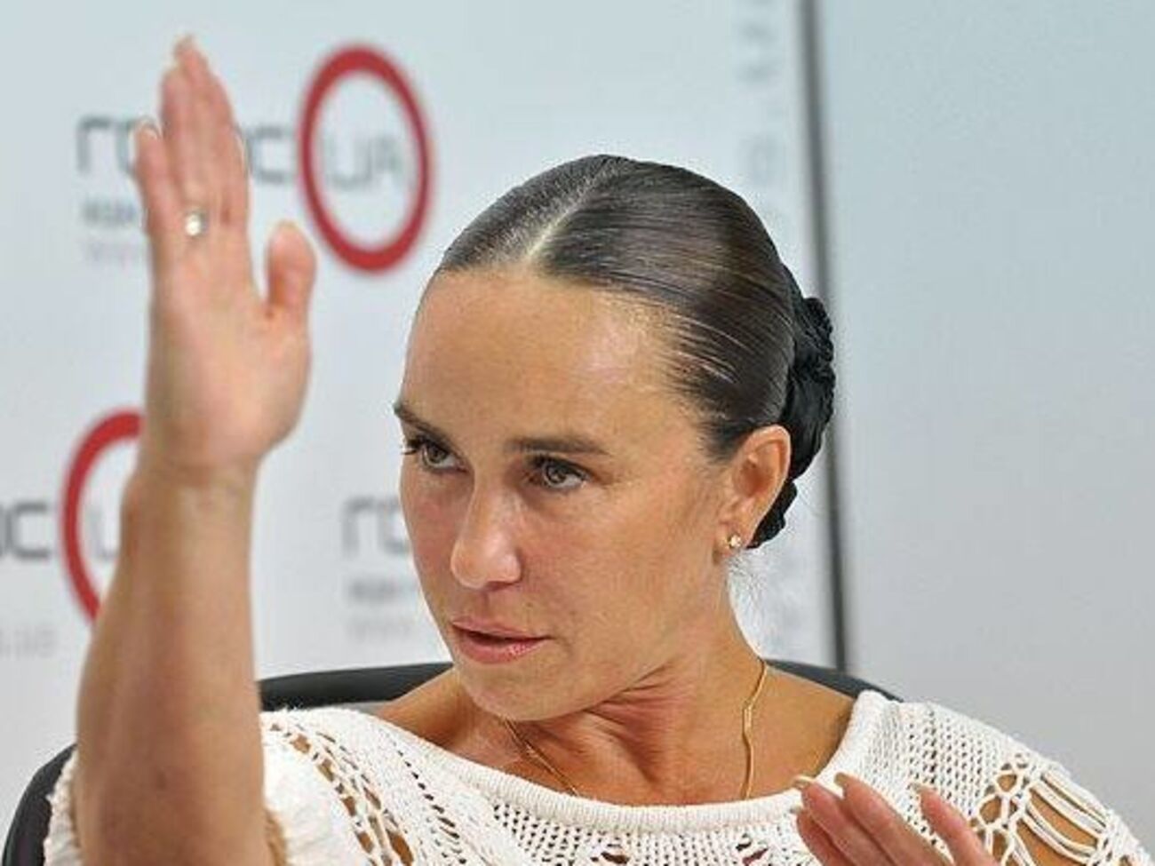 Захарова о Жданове и Булатове: Надеюсь, корабль скоро обратно поднимется в небо и их с собой заберет