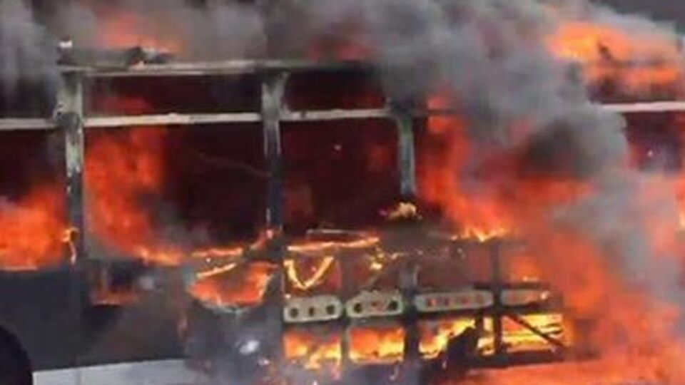 В центре Стамбула сгорел автобус