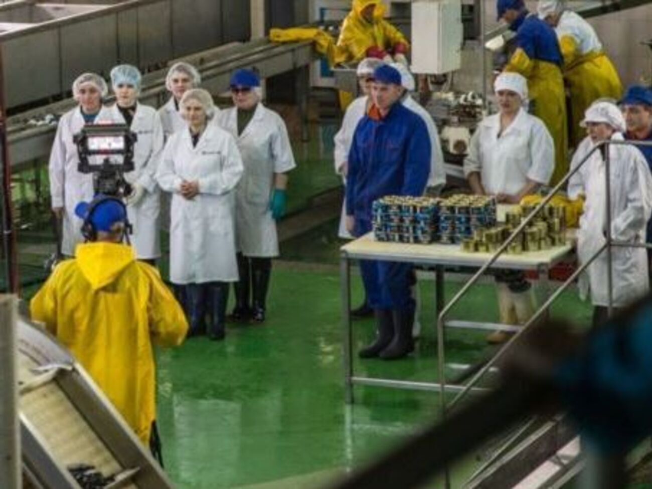 Ясько удалось попасть на завод, где снималась "прямая линия", и сделать несколько снимков. Позже фотографии у него пытались изъять представители телевидения