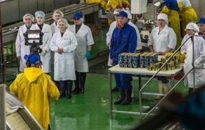 Ясько удалось попасть на завод, где снималась "прямая линия", и сделать несколько снимков. Позже фотографии у него пытались изъять представители телевидения