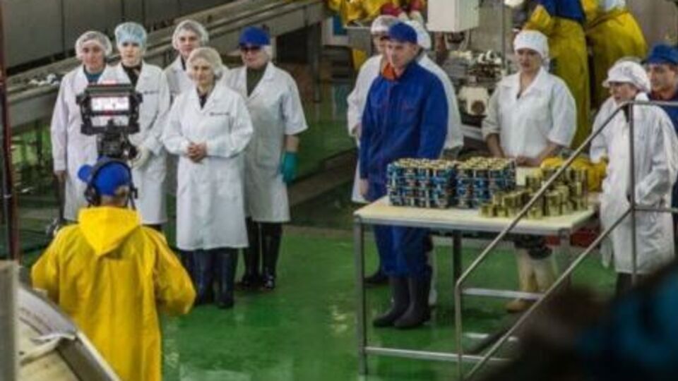 Ясько удалось попасть на завод, где снималась "прямая линия", и сделать несколько снимков. Позже фотографии у него пытались изъять представители телевидения