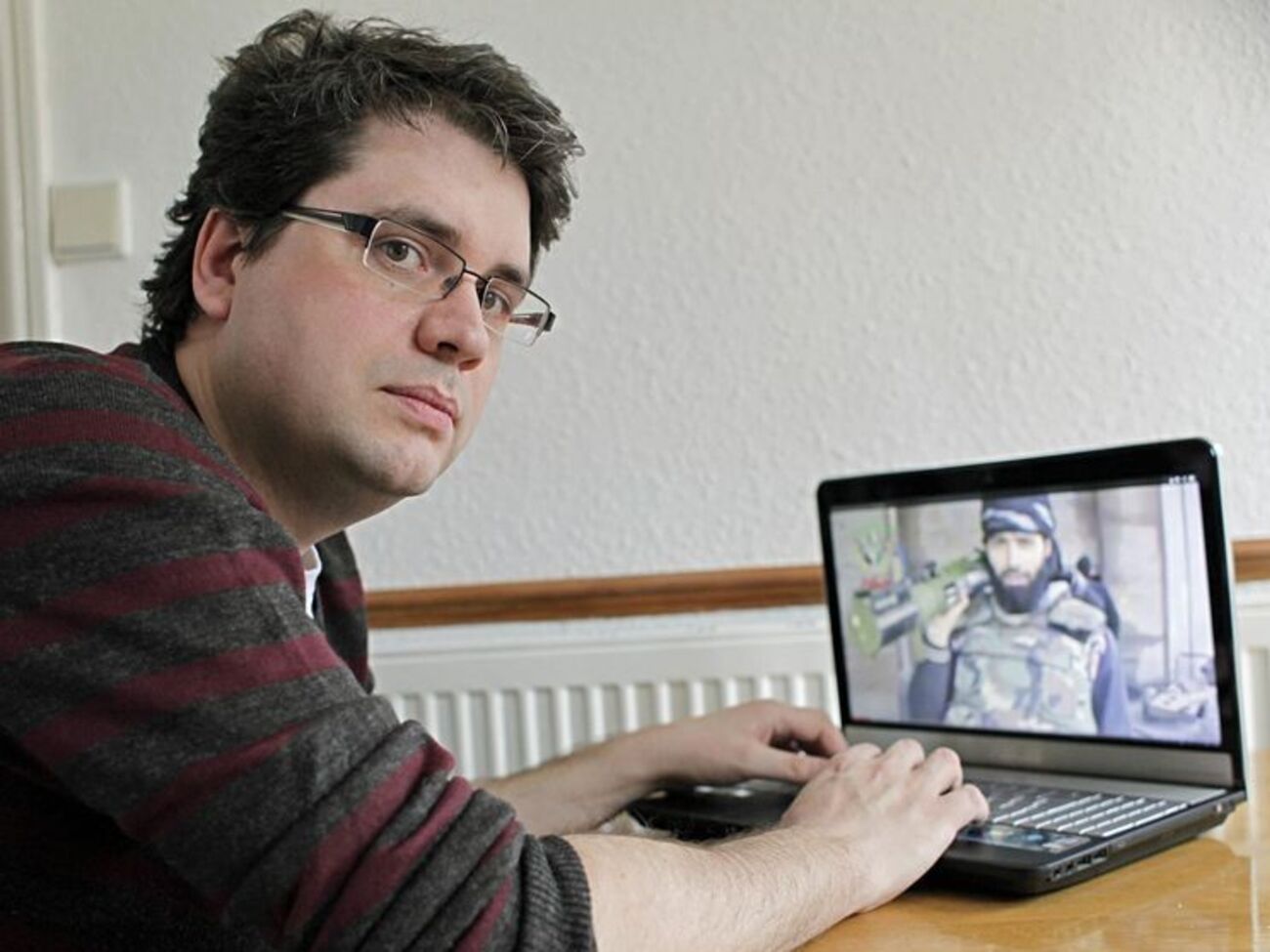 Хиггинс: Летом 2014 года видео обстрелов "Градов" в сеть выкладывали некоторые россияне. С помощью Google Maps можно подтвердить, что съемка велась именно с территории России