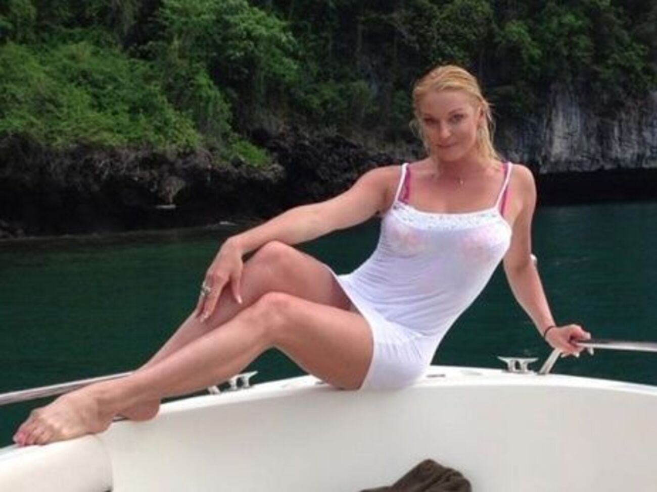 Волочкова:&nbsp;Солнце, свежий воздух, ледяная вода, физические нагрузки многочасовые, здоровое питание&nbsp;&ndash; вот вам и секрет стройной и подтянутой формы!