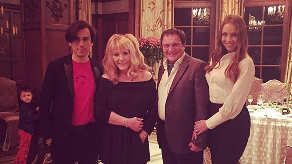 Диброва: Алла Борисовна просто нереальная женщина. Королева. Очень тонкая, интеллигентная, с прекрасным чувством юмора. Много смеялись над ее шутками