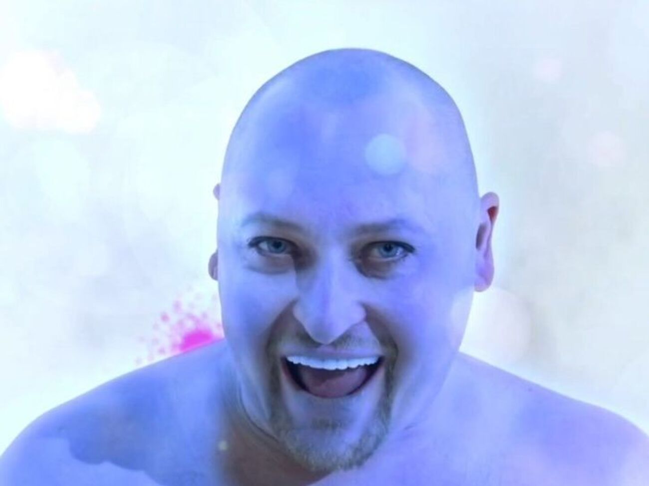 "Все отлично", --- поет Шура в новом клипе