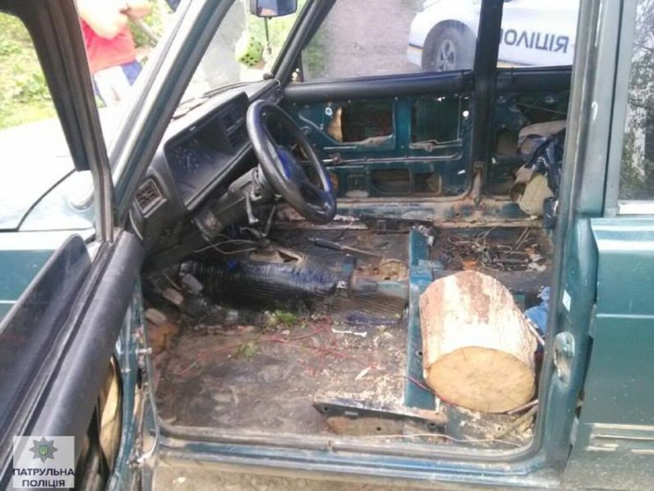 Водитель сидел на деревянной колоде