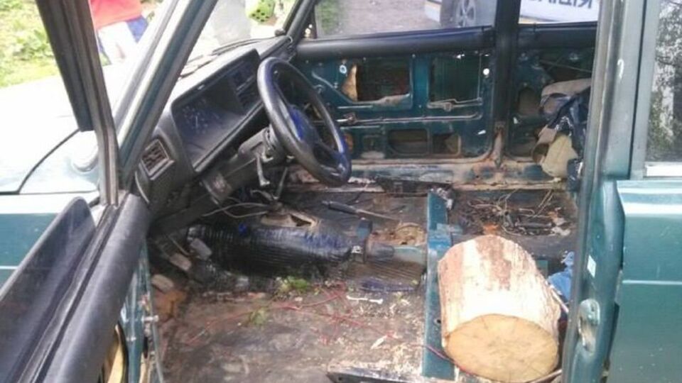 Водитель сидел на деревянной колоде