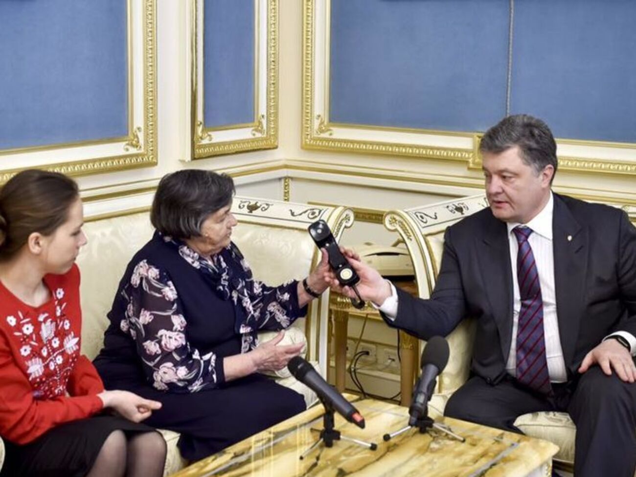 Порошенко впервые пообщался по телефону с Савченко. Фоторепортаж