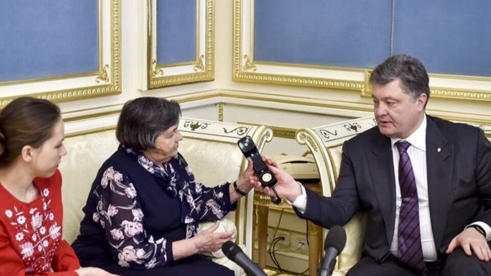Порошенко впервые пообщался по телефону с Савченко. Фоторепортаж