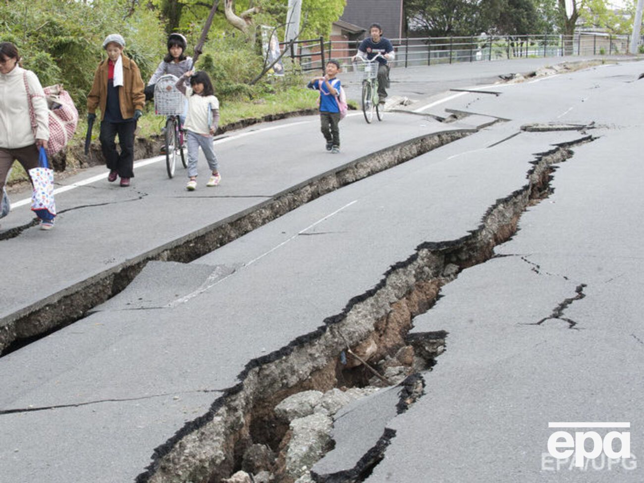 После землетрясения в Японии в земле появились огромные трещины