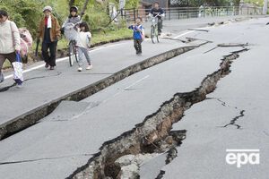 После землетрясения в Японии в земле появились огромные трещины