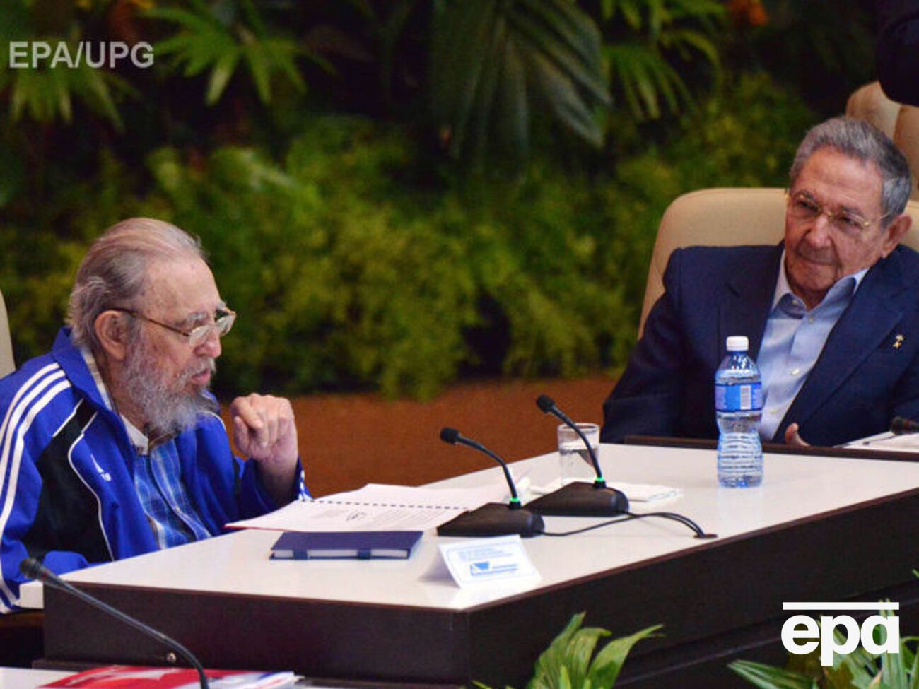 Фидель и Рауль Кастро на VII съезде Компартии Кубы