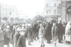 Киевляне на Думской площади
