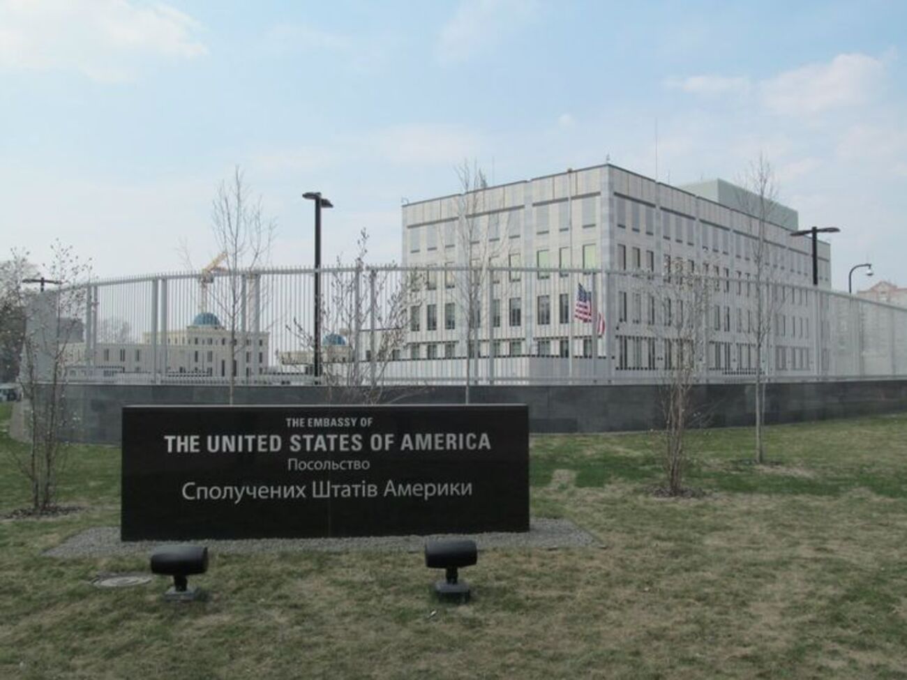 Активисты митинговали под посольством США в Украине