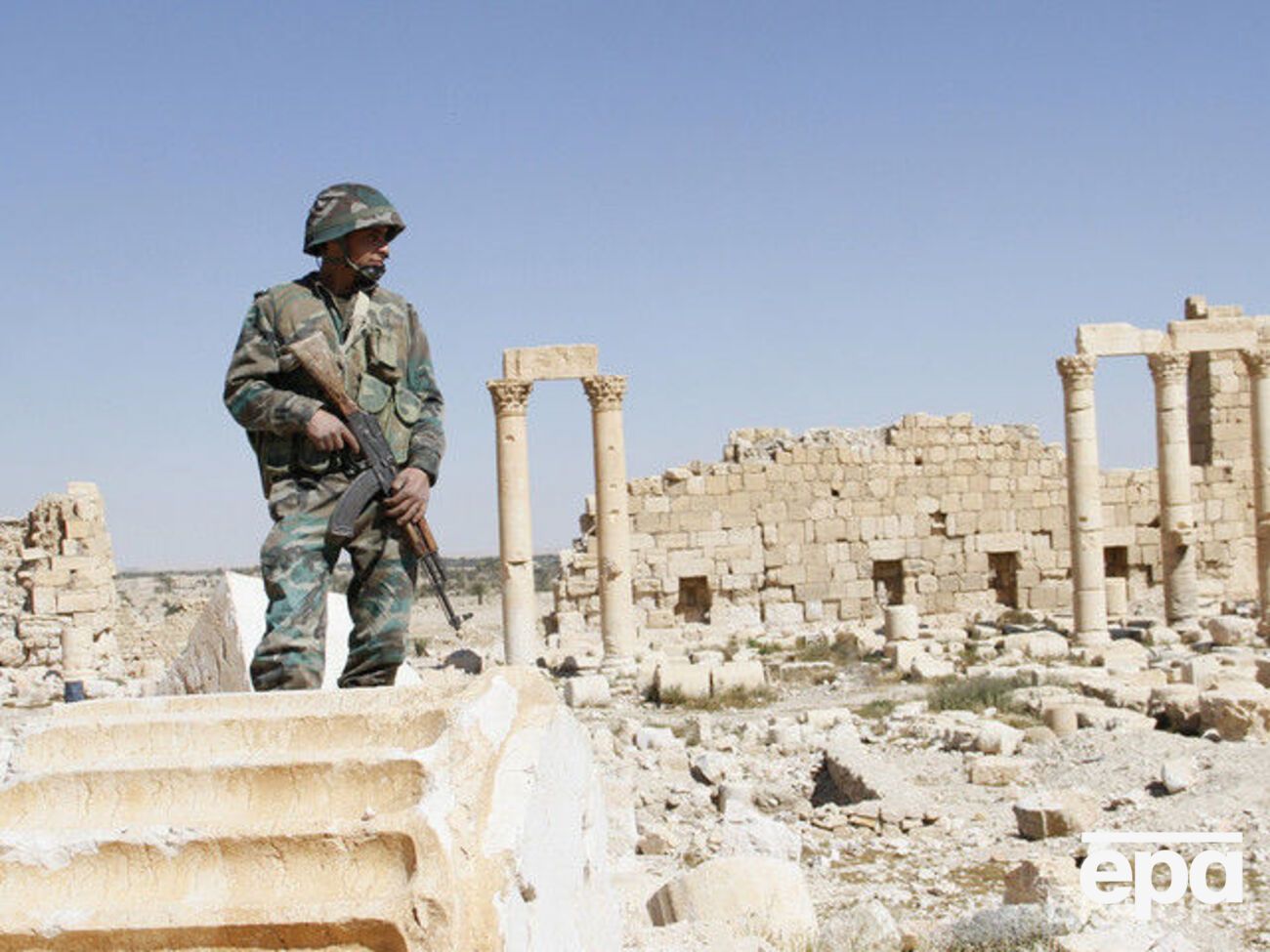 Солдат сирийской армии на развалинах древней Пальмиры