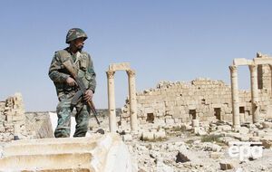 Солдат сирийской армии на развалинах древней Пальмиры