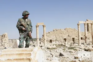 Солдат сирийской армии на развалинах древней Пальмиры