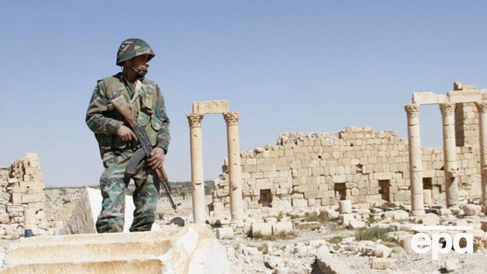Солдат сирийской армии на развалинах древней Пальмиры
