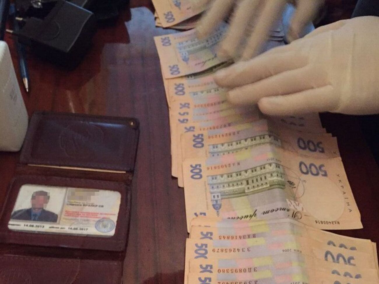 Следователя задержали после получения взятки в размере 26 тысяч гривен