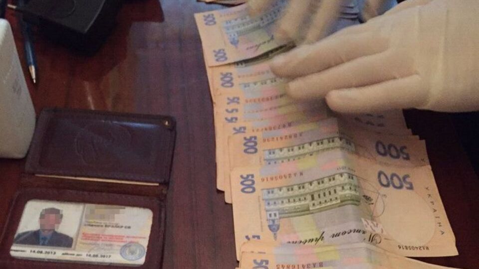 Следователя задержали после получения взятки в размере 26 тысяч гривен