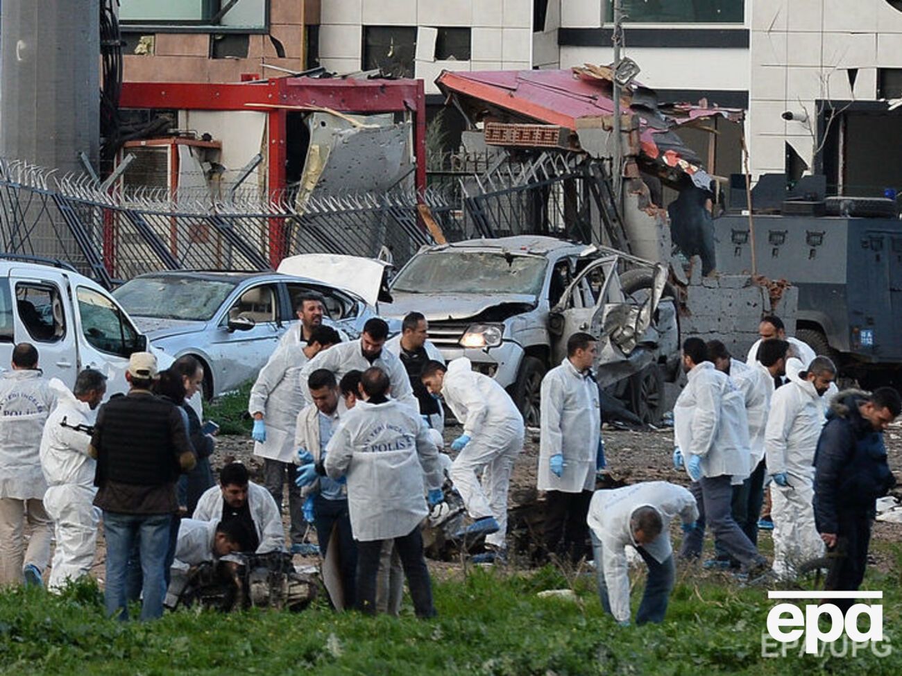 Полицейские эксперты на месте теракта, 31 марта 2016 года