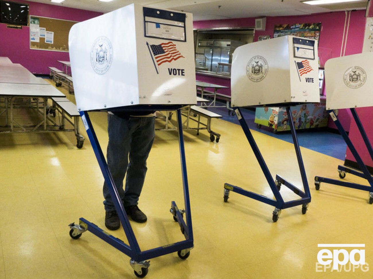 По неофициальным оценкам, Клинтон и Трамп заручились поддержкой 1442 и 844 делегатов соответственно на общенациональных собраниях своих партий