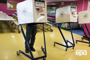 По неофициальным оценкам, Клинтон и Трамп заручились поддержкой 1442 и 844 делегатов соответственно на общенациональных собраниях своих партий