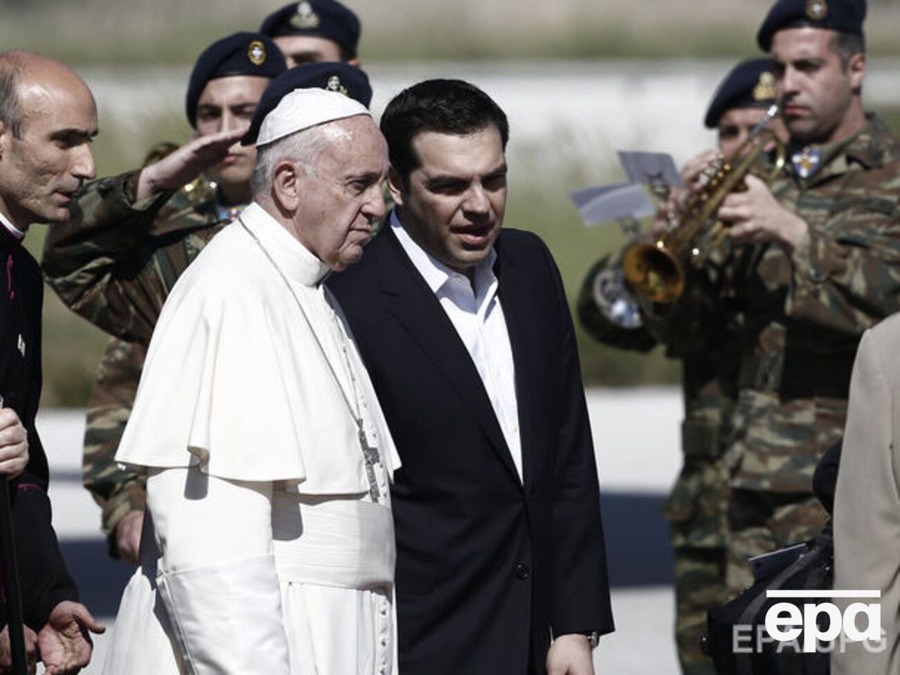 Ципрас и Папа Франциск на острове Лесбос, где расположен лагерь мигрантов