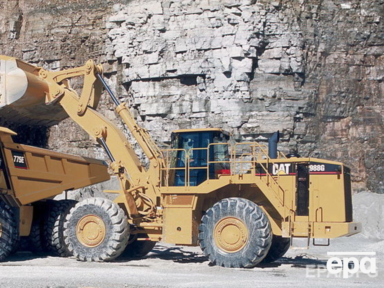 В умелых руках и бульдозер превращается в орудие