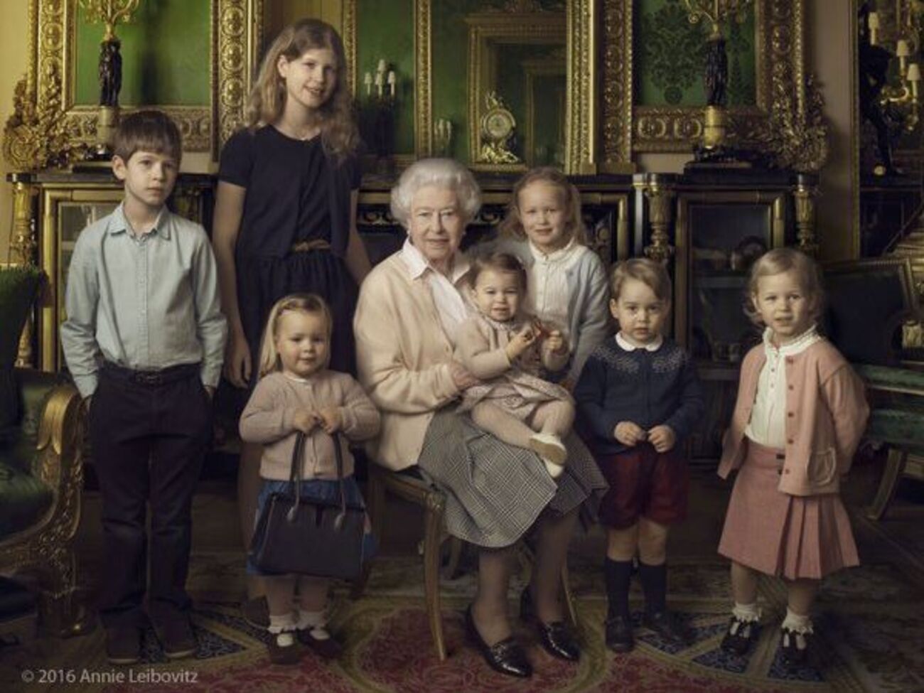 Пресс-служба Британской монархии показала фото королевы с ее внуками и правнуками